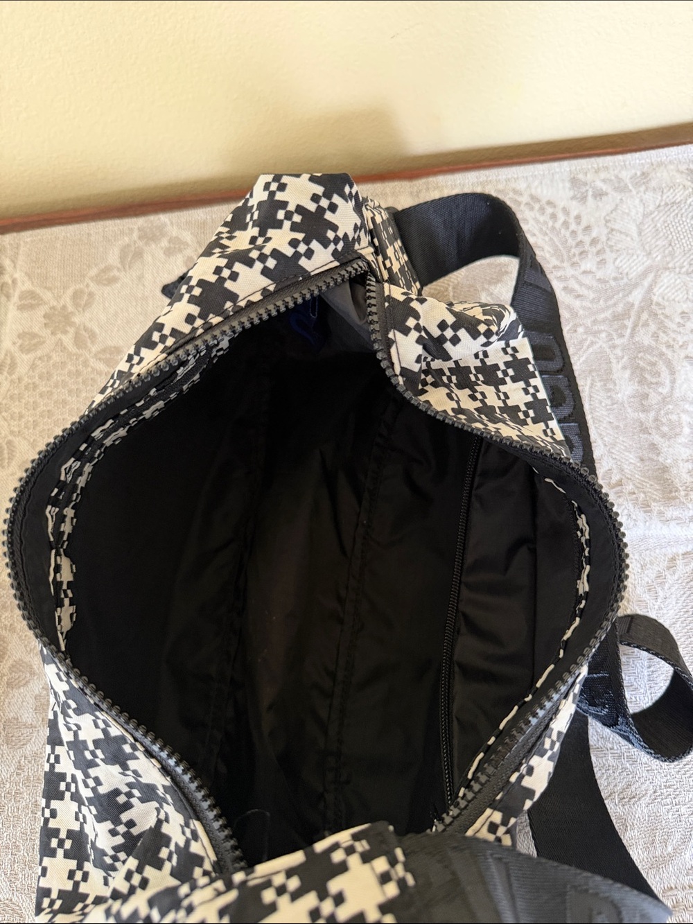 Baggu Black and White Pixel Gingham Medium Crescent Shoulder Bag, EUC - Picture 6 of 12